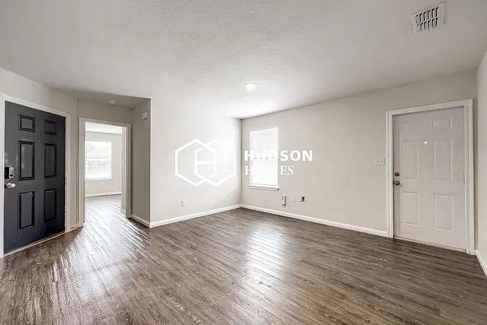 1389 Pecan St — Photo 3