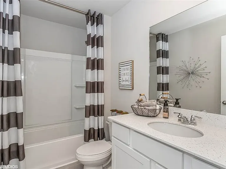 1407 NE Crossing Oaks Dr — Photo 16