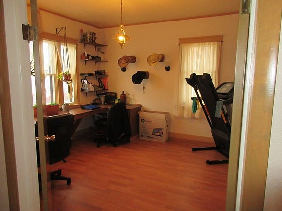 5th image of 421 Elias Ave