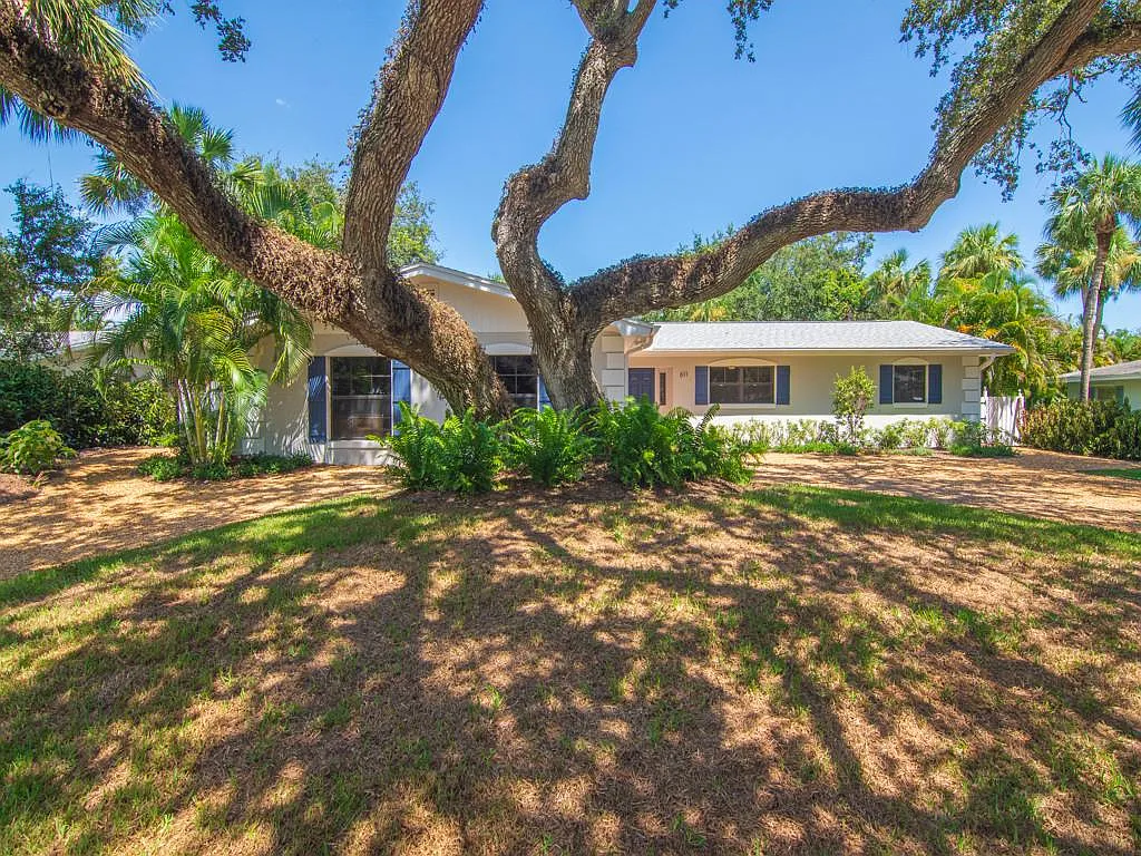 3 bed, 2.5 bath, 2026 sqft, $15,000 — Photo 2