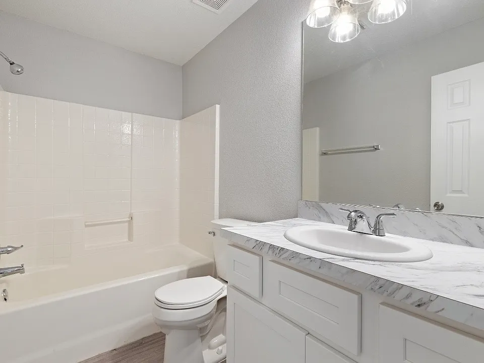 1908 E View Dr