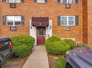 4 Maple Crest Cir APT E, Holyoke, MA 01040