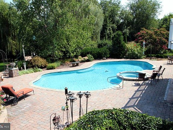 2nd image of 13 Woodmere Cir