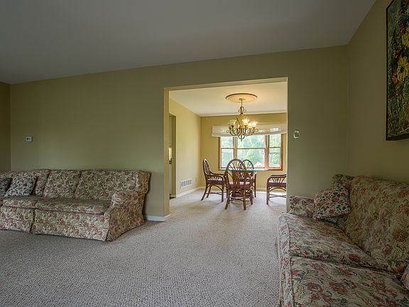 4th image of 12 Allison Dr