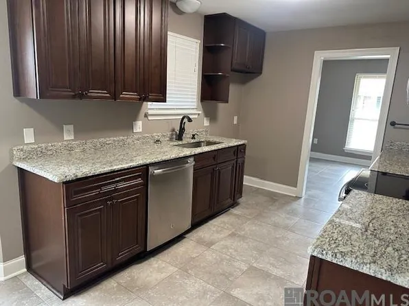1250 Lakemont Dr, Baton Rouge, LA 70816