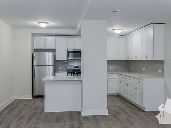 3rd image of 1940 W Oakdale Ave APT 1R