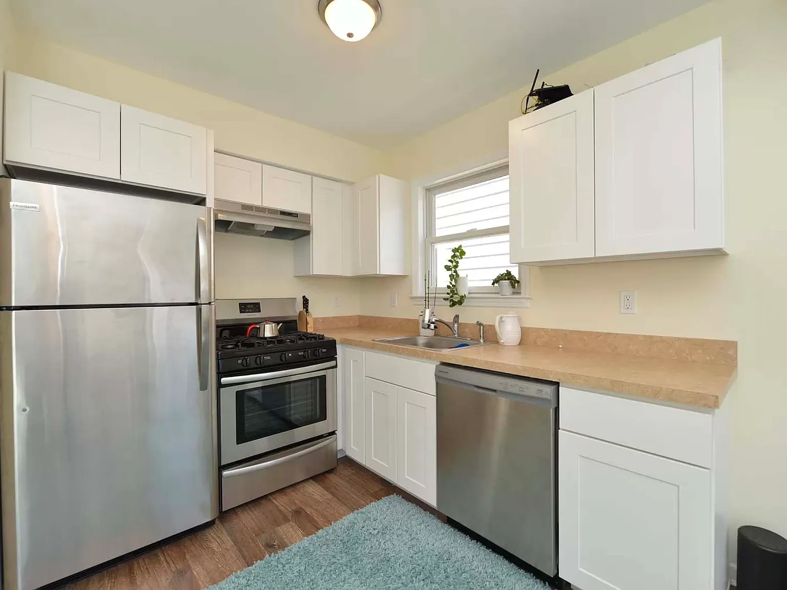 348 Bartlett Ave — Photo 2