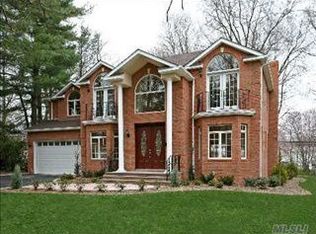 36 Sycamore Dr, Roslyn, NY 11576