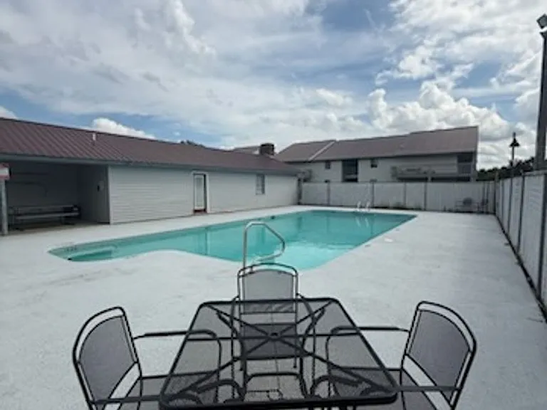 Stonehenge Apartments — Photo 17