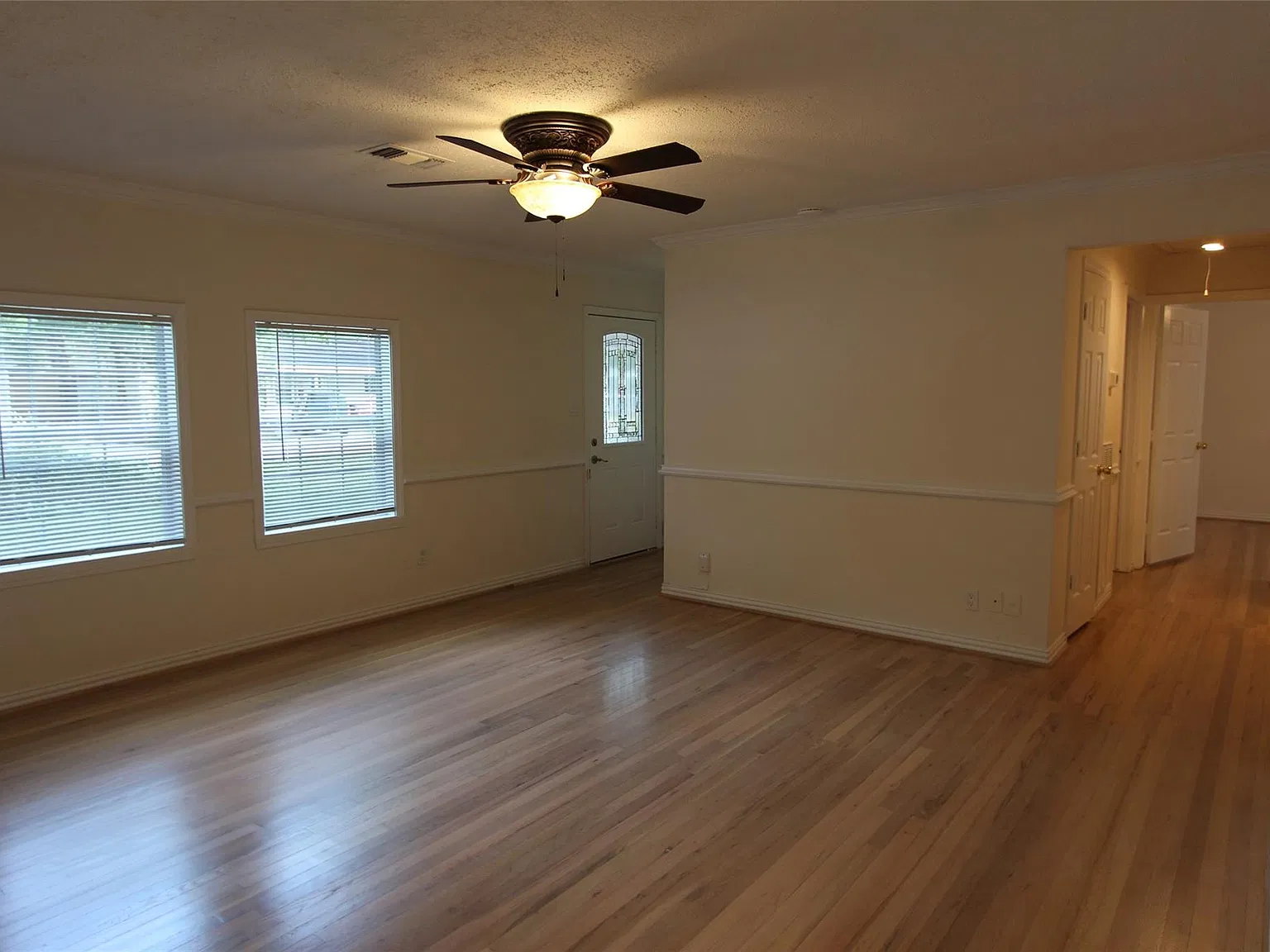 3 bed, 2.0 bath, 1760 sqft, $2,300 — Photo 3