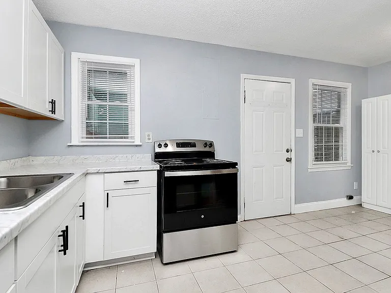 Thompson Place Apartments — Photo 9