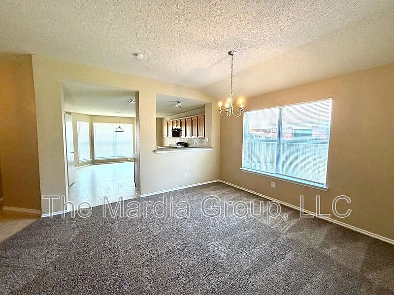 3 bed, 2.0 bath, 1986 sqft, $1,900 — Photo 2