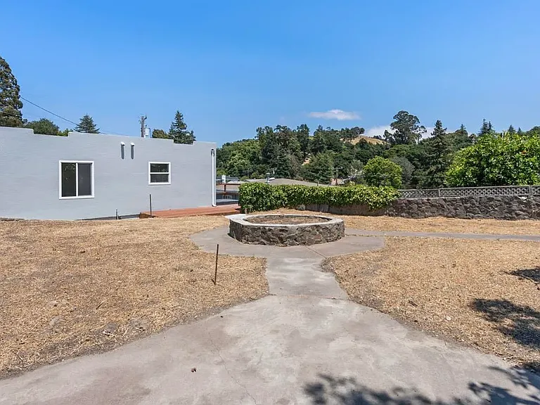 1923 Thompson Ln — Photo 24