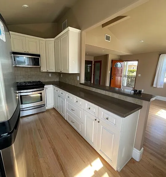8503 Lilienthal Ave — Photo 2