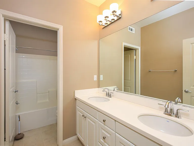 Upstairs En Suite Bathroom