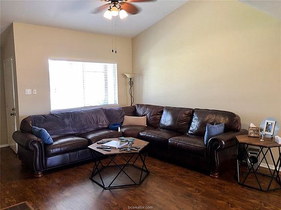 3rd image of 2100 Windsor Dr APT 5
