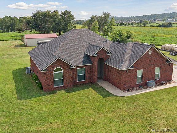 3rd image of 19854 E 470th Rd