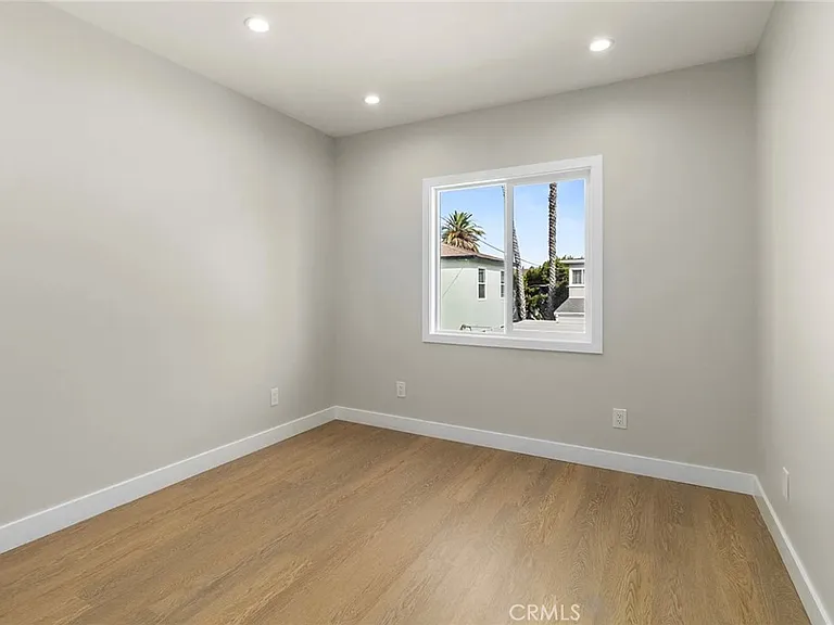 1827 E 4th St #18 — Photo 14