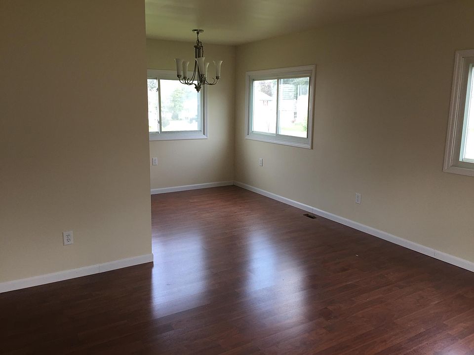 2nd image of 124 Middle St