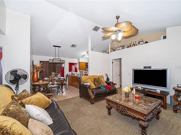 3rd image of 207 S Aberdeen Cir