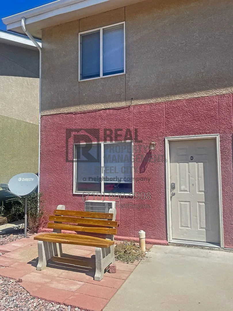 2 bed, 1.5 bath, 896 sqft, $975 — Photo 1