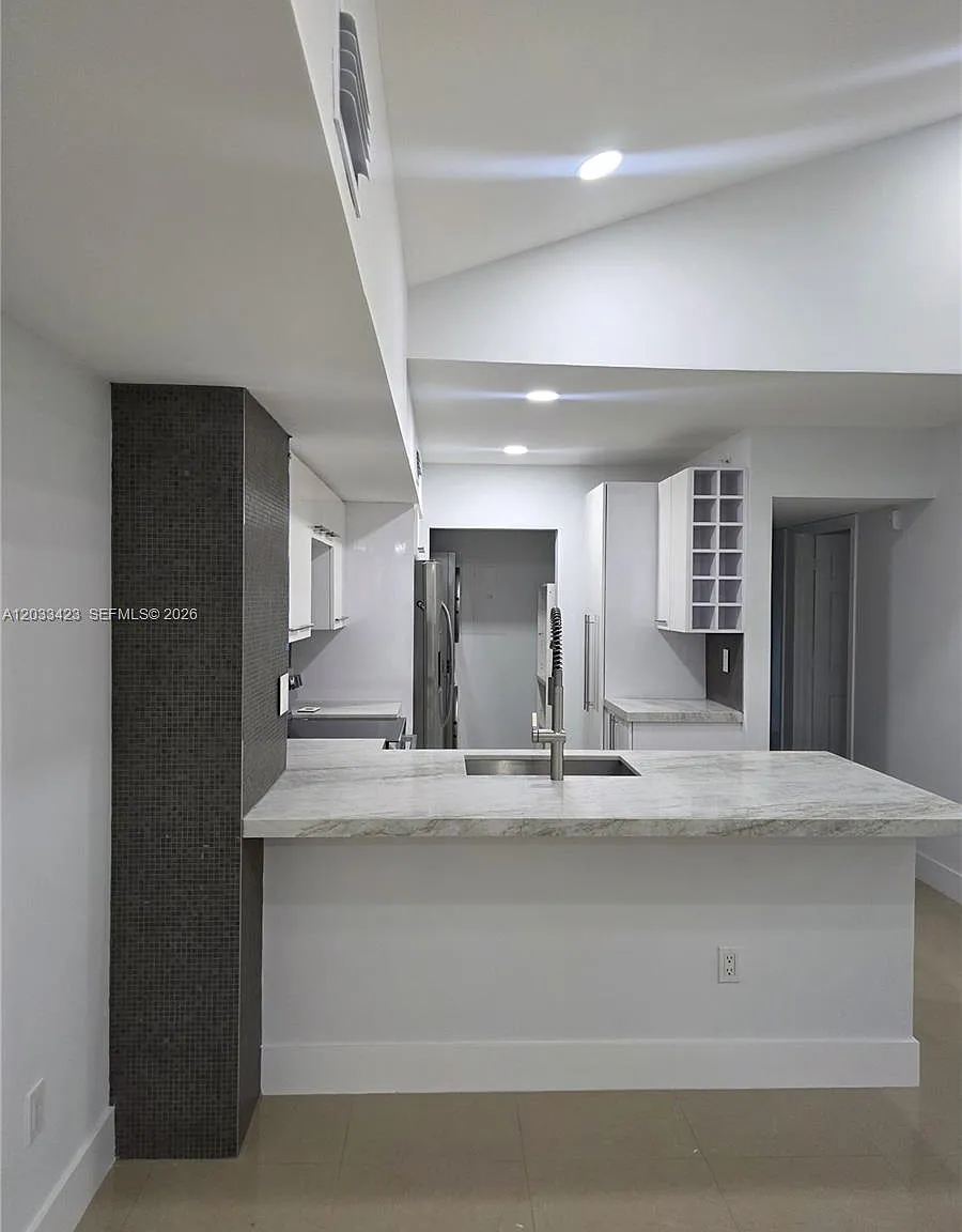 Royal Grand Condo — Photo 2