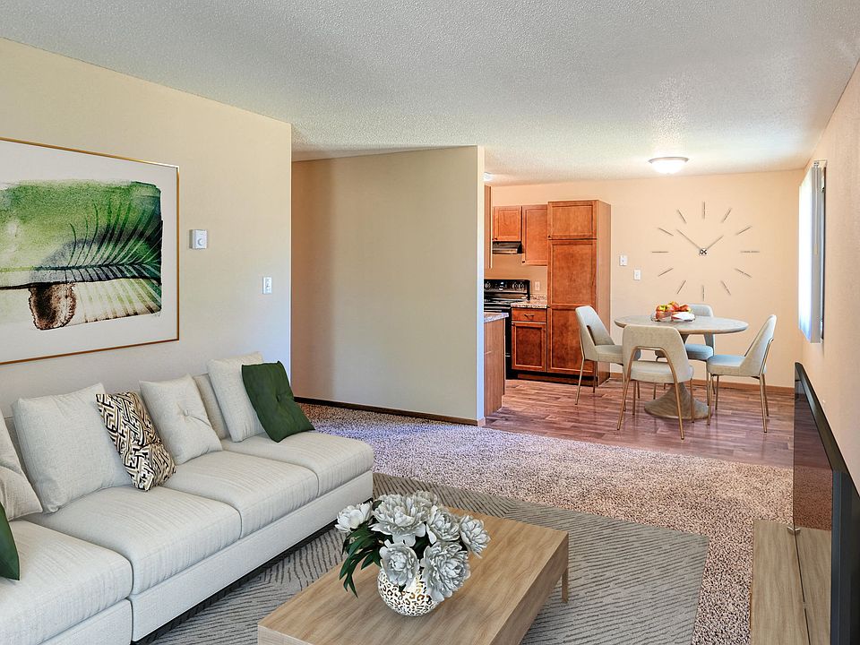 Grand Forks, ND Madison Apartments | Living and dining
