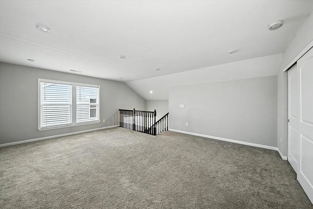 4 bed, 2500 sqft, $3,200 — Photo 3