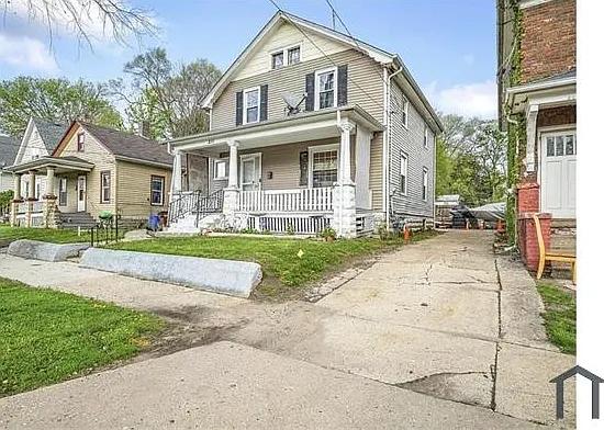 211 Adams St — Photo 2