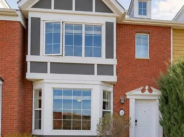 179 W Rainbow Falls Dr, Chestermere, AB T1X 0A7