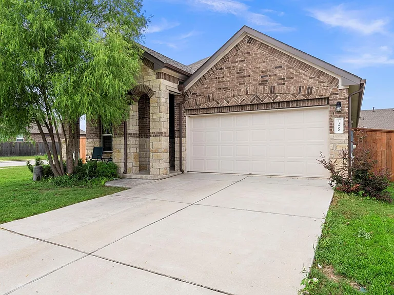 13900 McArthur Dr — Photo 2