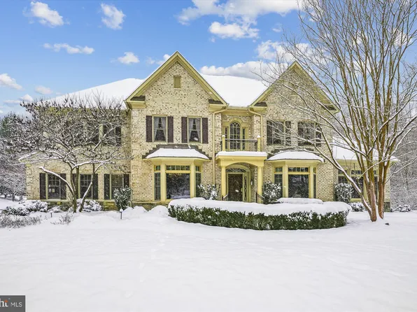 2756 Marshall Lake Dr, Oakton, VA 22124