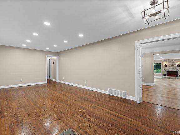 5th image of 1175 W South Blvd