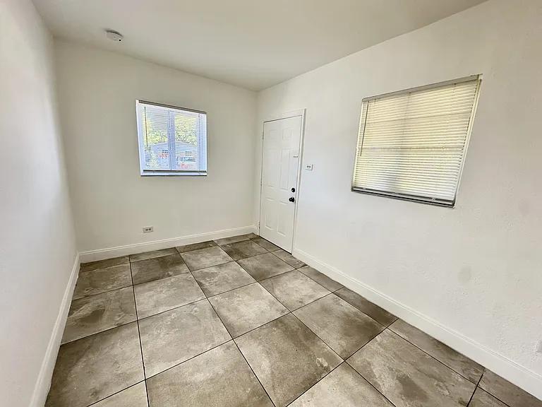 916 NW 3rd Ave — Photo 8