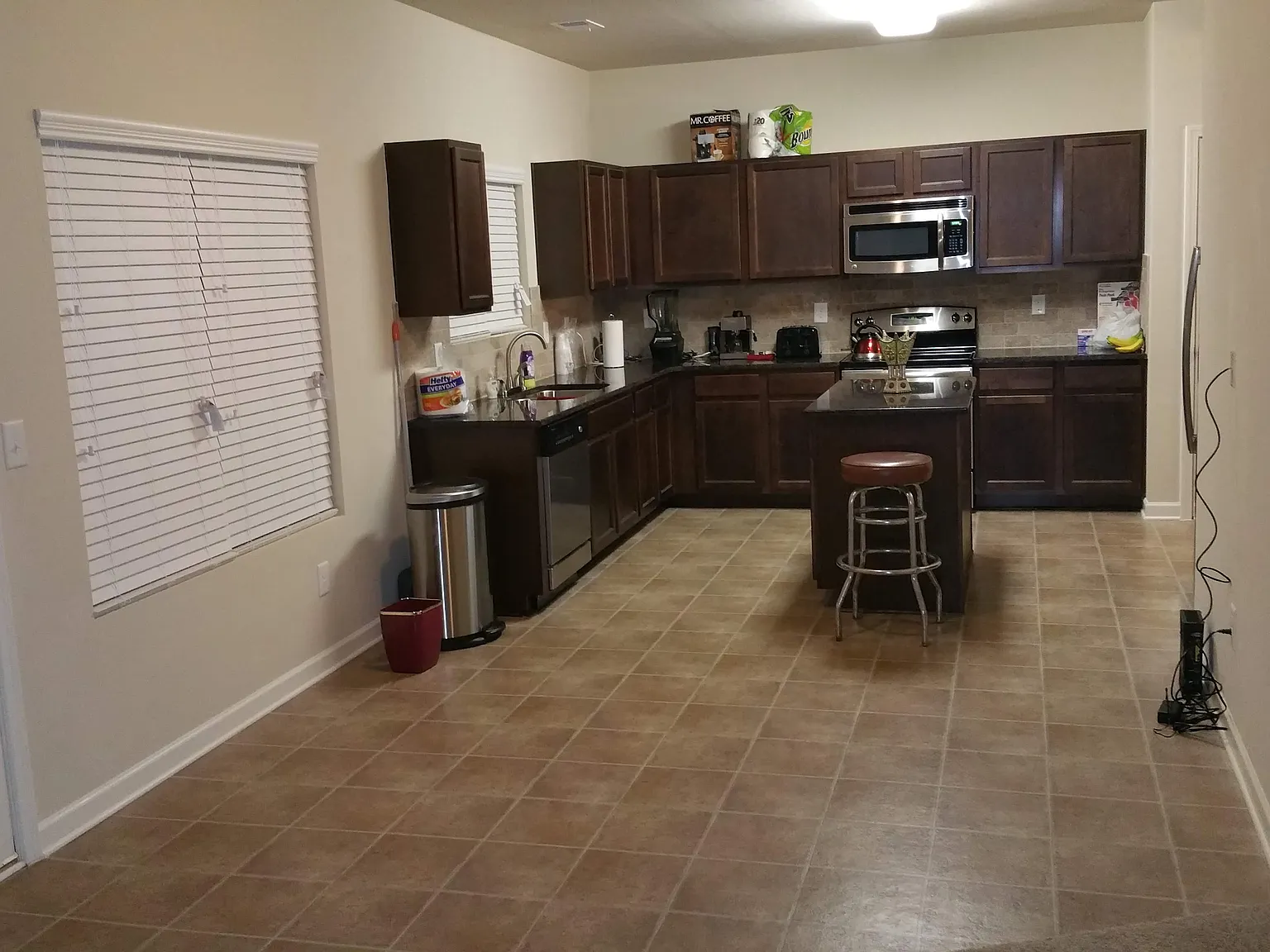 4 bed, 2.5 bath, 2750 sqft, $2,900 — Photo 1