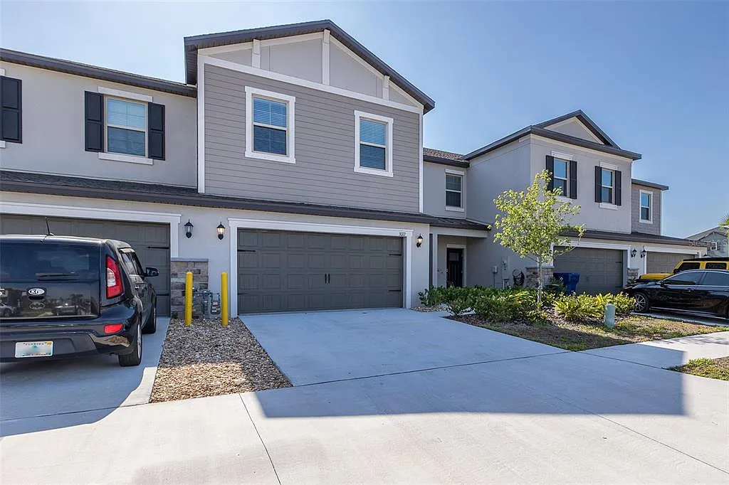 3 bed, 2.5 bath, 2319 sqft, $3,500 — Photo 4