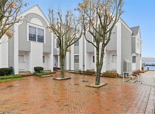 160 5th St APT 12, Greenport, NY 11944