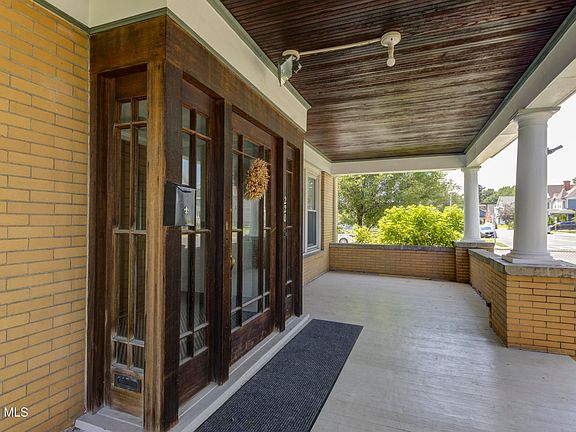 3rd image of 220 5th Avenue