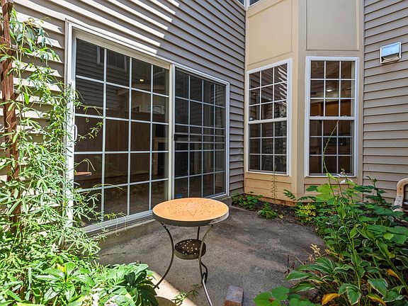 3rd image of 557 Longhorn Cres #1