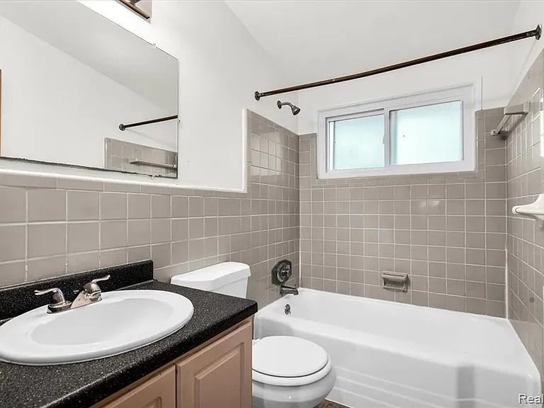 23031 Eastwood St — Photo 19