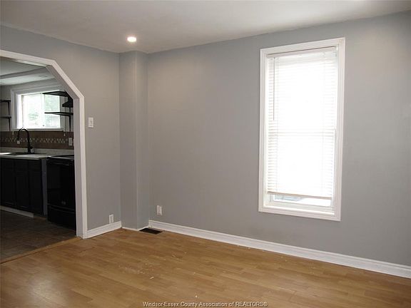 2nd image of 240 George St