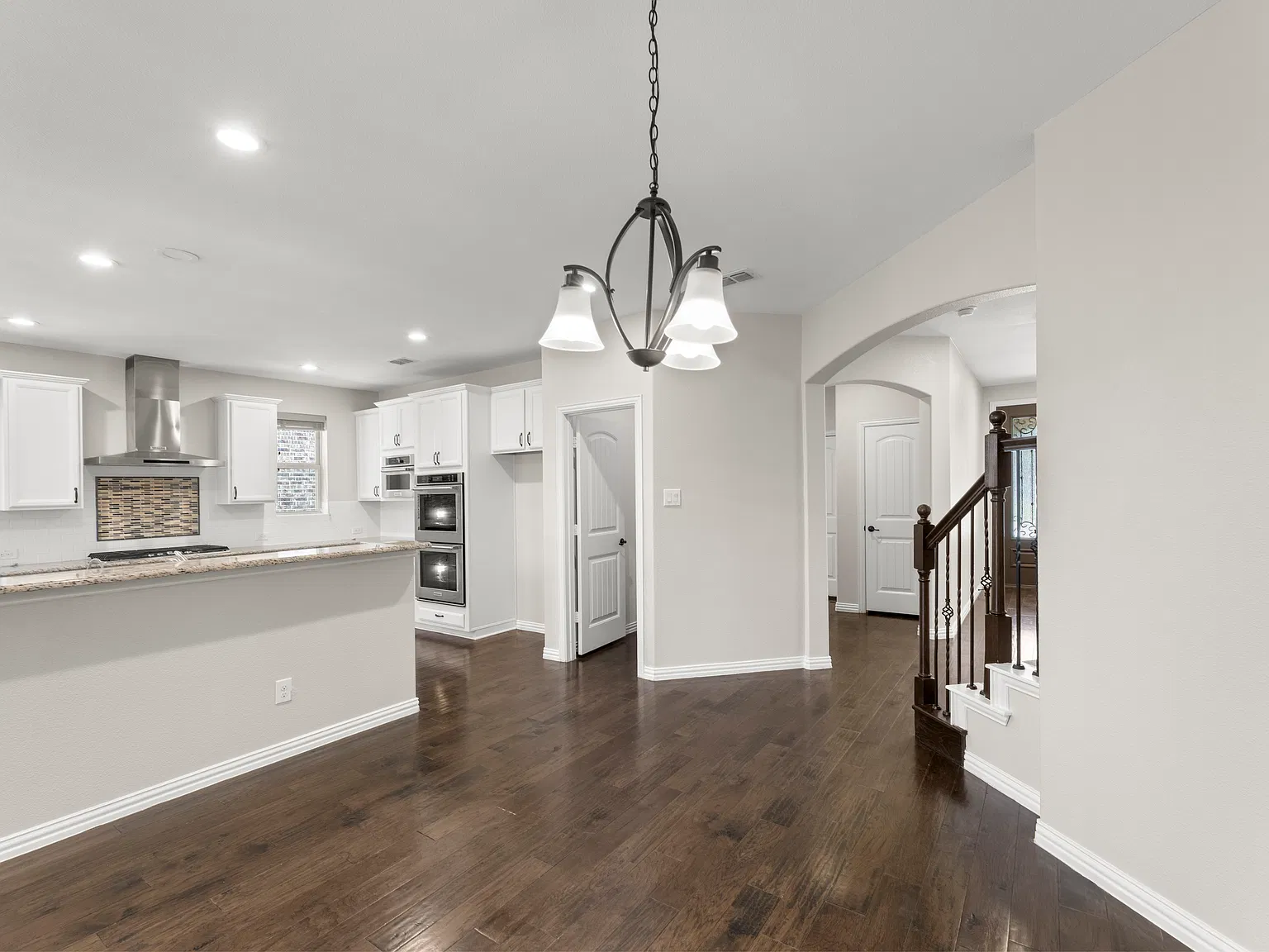 5 bed, 3.5 bath, 4077 sqft, $5,000 — Photo 2