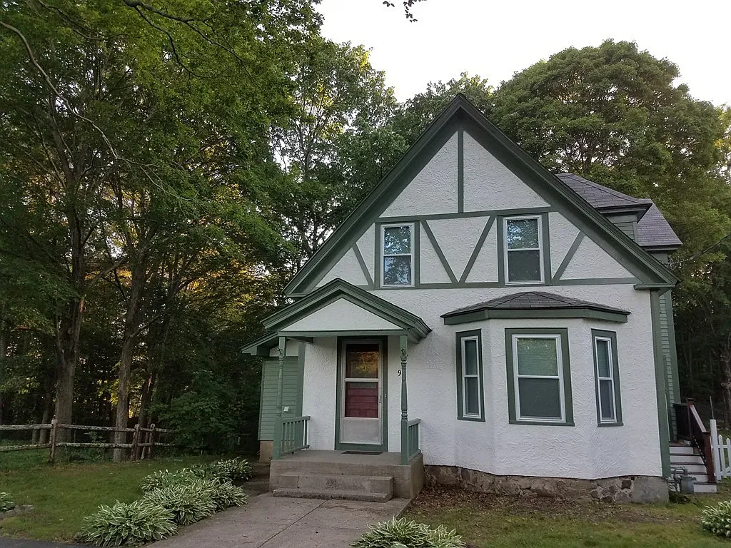 3 bed, 1.5 bath, 1350 sqft, $3,200 — Photo 1
