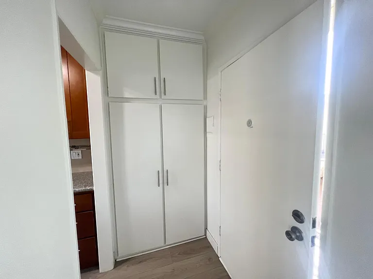 212 E Elmwood Ave — Photo 6