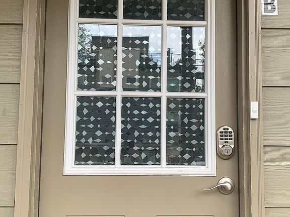 Entrance with a smart door lock