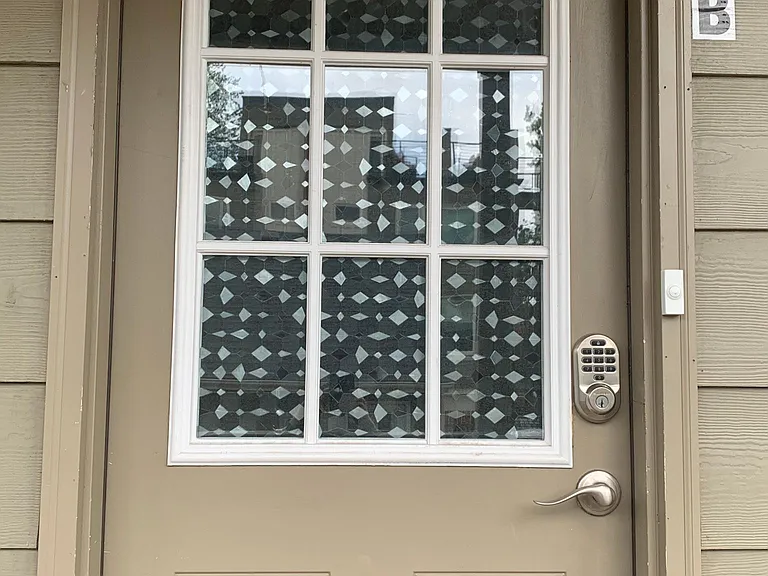 Entrance with a smart door lock