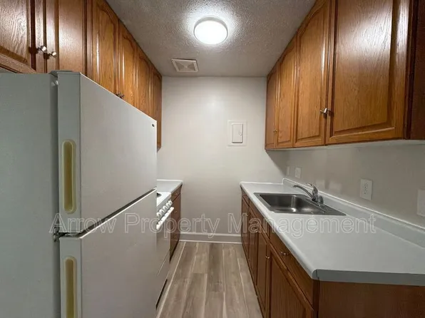1215 E St APT 9, Lincoln, NE 68508