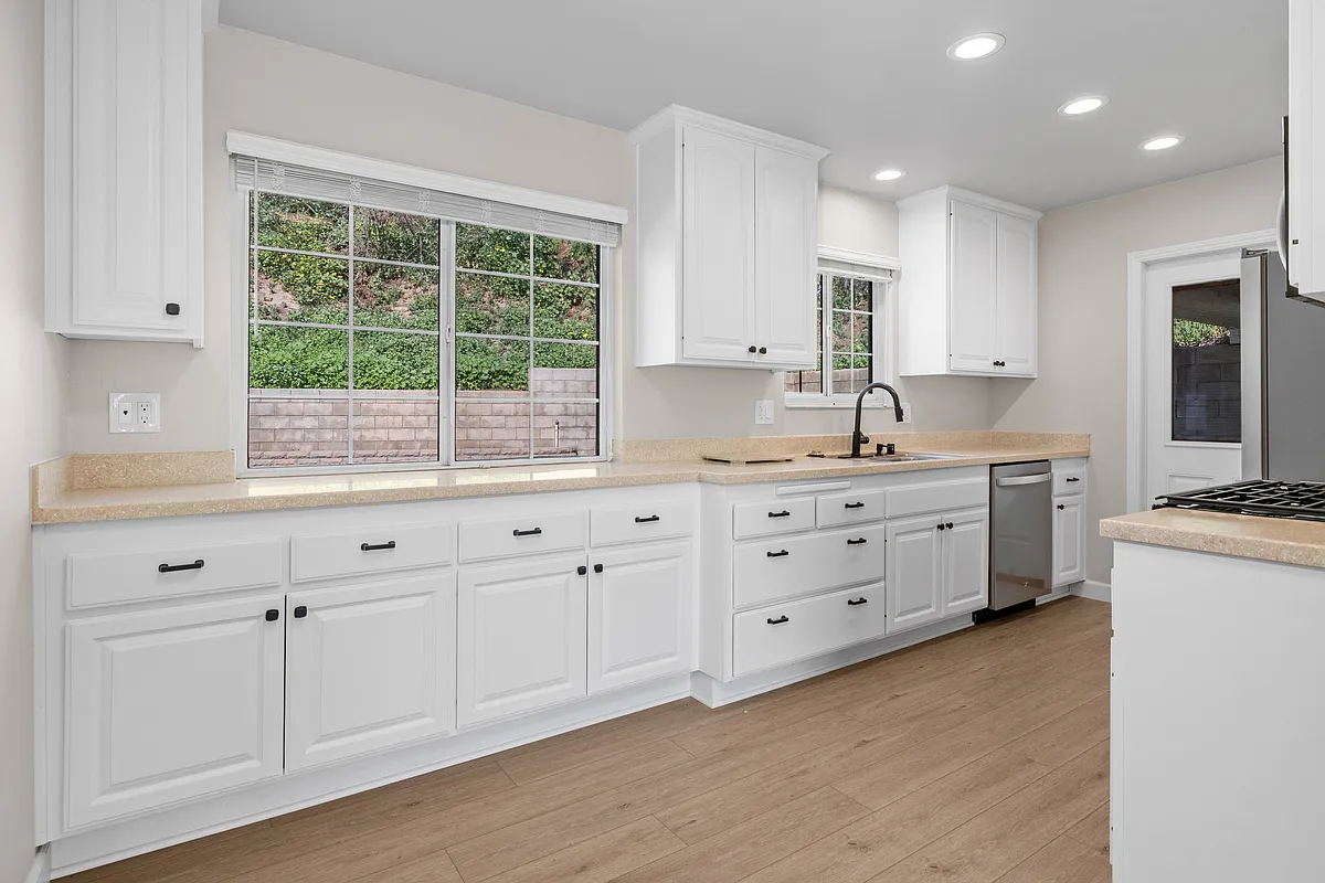 3 bed, 999 sqft, $3,450 — Photo 1