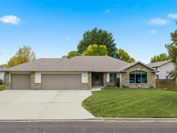 1504 10th St SE, Minot, ND 58701