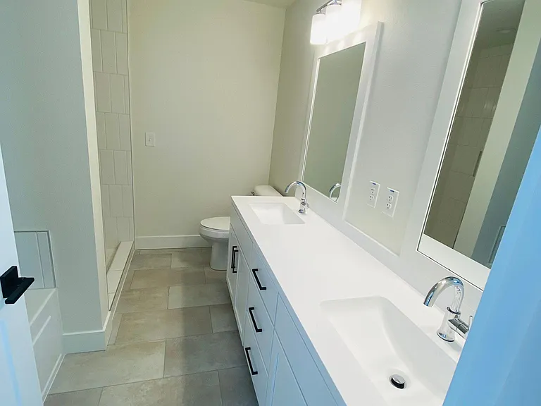 Master full bath (2nd floor)